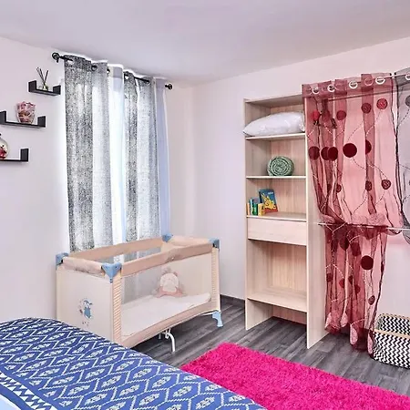 Holiday home La Jolie Maison King Size Bed Proche De Rouen *
